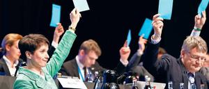 Grüne Vorsitzende? Frauke Petry (l.) trug beim AfD-Parteitag äußerlich zwar die Farben einer anderen politischen Richtung, inhaltlich blieb sie aber ihrer Partei mehr als treu.