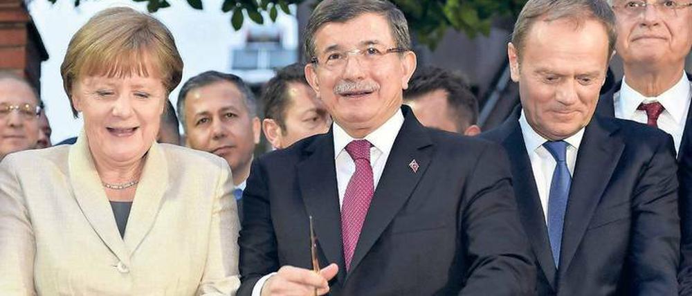 Kanzlerin Angela Merkel mit dem türkischen Ministerpräsidenten Davutoglu und EU-Ratspäsident Tusk