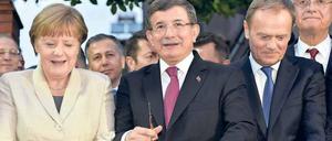 Kanzlerin Angela Merkel mit dem türkischen Ministerpräsidenten Davutoglu und EU-Ratspäsident Tusk