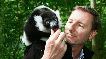 Andreas Knieriem mit einem Vari im Tierpark.