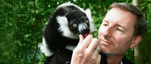 Andreas Knieriem mit einem Vari im Tierpark.