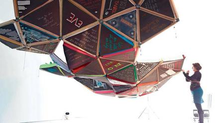 Maschinenkunst. Die Installation "It will be!" entstand mithilfe karitativer Vereine an den Nähmaschinen zahlloser Frauen.