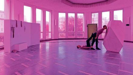 Sklulptur? Mensch! Teamwerk von Adam Linder (Tanz) und Shahryar Nashat (die Polygone mit Videoarbeit und Stellwand). 