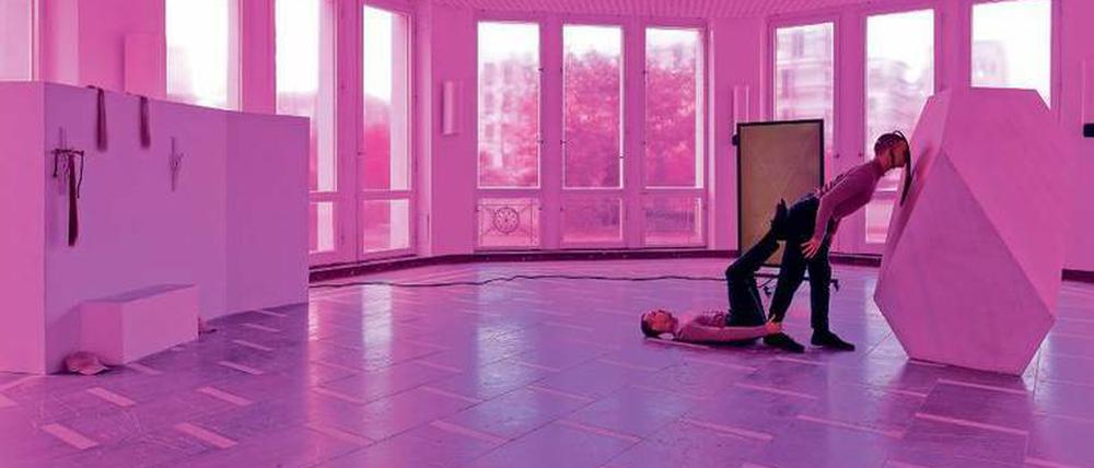 Sklulptur? Mensch! Teamwerk von Adam Linder (Tanz) und Shahryar Nashat (die Polygone mit Videoarbeit und Stellwand). 
