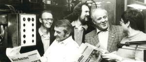 Der Andruck ist da! "BNN"-Chefredakteur Georg Jopke (zweiter von links) und Verlagsdirektor Wolfgang Grüttner (vierter von links) bei einem Besuch der Druckerei.