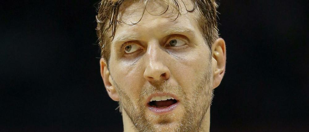 Basketballstar Dirk Nowitzki will sine Karriere bei den Dallas Mavericks beenden.