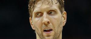 Basketballstar Dirk Nowitzki will sine Karriere bei den Dallas Mavericks beenden.