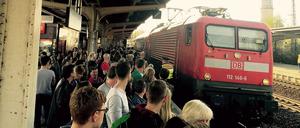 Vorsicht an der Bahnsteigkante. In Werder (Havel) sind nicht nur die Züge voll.