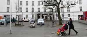 Im ehemaligen Rathaus Wilmersdorf am Fehrbelliner Platz 4 wohnen nun Flüchtlinge. 