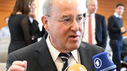 Der Linken-Bundestagsabgeordnete und langjährige Fraktionschef Gregor Gysi am Dienstag in Karlsruhe. Er sieht das Urteil als Teilerfolg.