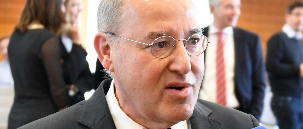 Der Linken-Bundestagsabgeordnete und langjährige Fraktionschef Gregor Gysi am Dienstag in Karlsruhe. Er sieht das Urteil als Teilerfolg.