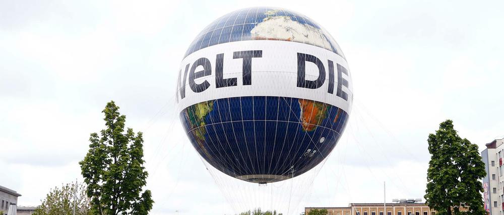 Wieder zurück am Boden. Der "Welt"-Ballon am Checkpoint Charlie.