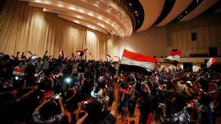 Anhänger des schiitischen Geistlichen Muktada al-Sadr besetzen ein Parlamentsgebäude in Bagdad. 