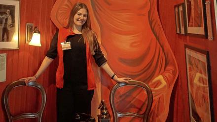 „Story of Berlin“-Guide Lesley D'Anna in der „Lasterhöhle“ des Museums mit der überdimensionalen Nachbildung eines Otto Dix-Bildes aus den 20er Jahren. Dieses zeigt die verruchte Tänzerin und Schauspielerin Anita Berber.