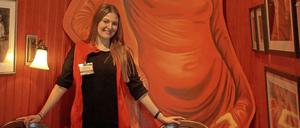 „Story of Berlin“-Guide Lesley D'Anna in der „Lasterhöhle“ des Museums mit der überdimensionalen Nachbildung eines Otto Dix-Bildes aus den 20er Jahren. Dieses zeigt die verruchte Tänzerin und Schauspielerin Anita Berber.