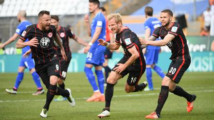 Die Frankfurter Haris Seferovic (l-r), Torschütze Stefan Aigner und Luc Castaignos jubeln nach dem Tor zum 2:1.
