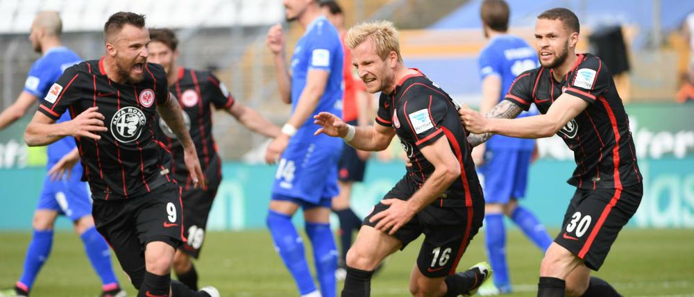 Die Frankfurter Haris Seferovic (l-r), Torschütze Stefan Aigner und Luc Castaignos jubeln nach dem Tor zum 2:1.