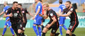 Die Frankfurter Haris Seferovic (l-r), Torschütze Stefan Aigner und Luc Castaignos jubeln nach dem Tor zum 2:1.