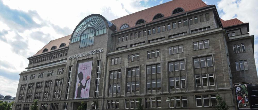 Das Kaufhaus des Westens (KaDeWe) steht an der meistbesuchten Einkaufsmeile Berlins, der Tauentzienstraße am Wittenbergplatz. 