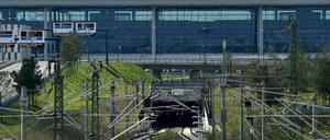 Der Flughafenbahnhof befindet sich direkt unter dem Terminal des BER. Daraus ergeben sich wieder neue Brandschutzprobleme.