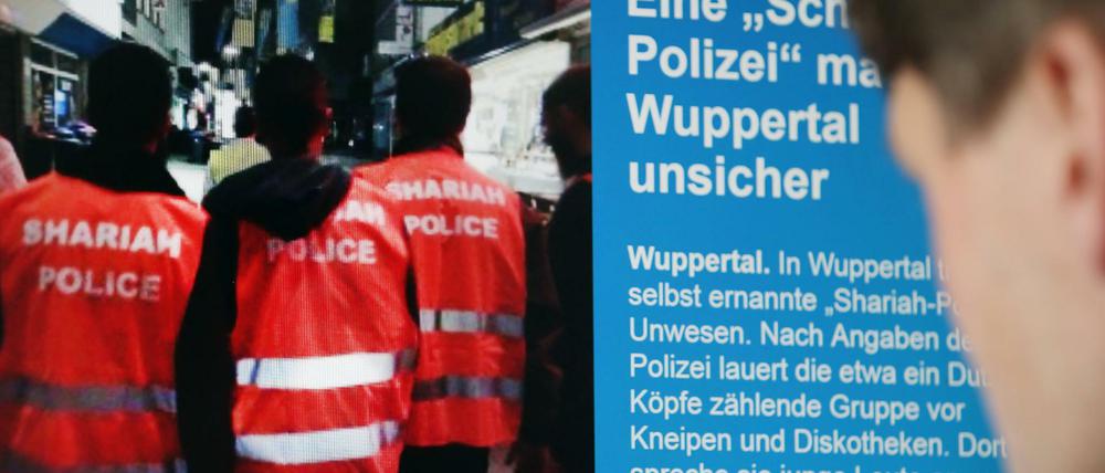 Ein Mann schaut am 05.09.2014 in Köln auf die Berichterstattung über die «Scharia-Polizei» im Internet.