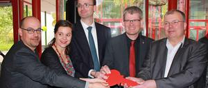 Carsten Röding, Ulrike Herrmann, Jochen Lang von der Senatsverwaltung für Stadtentwicklung, Helmut Kleebank und Thomas Zissel (v.l.n.r.) bei der symbolischen Schlüsselübergabe. 