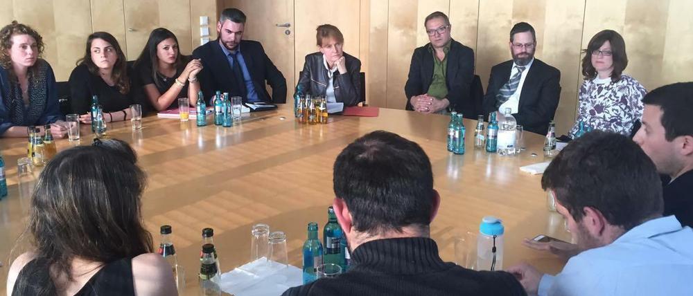 Angespannte Stimmung beim Gespräch mit Edelgard Bulmahn (Mitte).