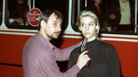 Der Entführer Dieter Degowski bedroht eine Geisel. Sein Komplize Hans-Jürgen Rösner will verhindern, dass die Tat auf die Leinwand kommt.