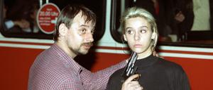 Der Entführer Dieter Degowski bedroht eine Geisel. Sein Komplize Hans-Jürgen Rösner will verhindern, dass die Tat auf die Leinwand kommt.