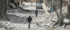 Die Region Aleppo ist heftig umkämpft. Bewohner nach einem Luftanschlag auf den Straßen des Bezirks Baedeen.