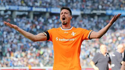 Winke, winke Hertha. Sandro Wagner erzielt den Darmstädter Siegtreffer in Berlin und provziert seine ehemaligen Fans.