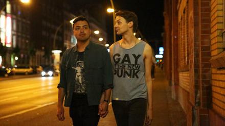 Regisseur Yony Leyser spielt im Film Ezra (links), der sich in mit seiner neuen Liebe Sasha durch Berlin feiert. 