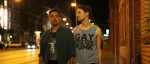 Regisseur Yony Leyser spielt im Film Ezra (links), der sich in mit seiner neuen Liebe Sasha durch Berlin feiert. 