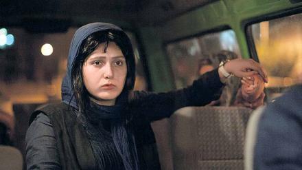 Sozialarbeiterin Sara (Baran Kosari) bringt in Bani-Etemads Spielfilm „Tales“ eine suizidgefährdete Drogensüchtige vom Krankenhaus in die Entzugsklinik zurück.