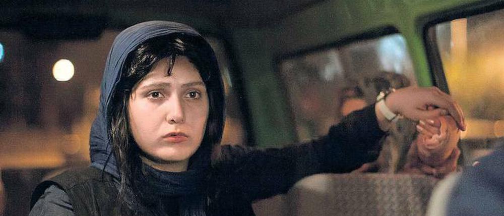 Sozialarbeiterin Sara (Baran Kosari) bringt in Bani-Etemads Spielfilm „Tales“ eine suizidgefährdete Drogensüchtige vom Krankenhaus in die Entzugsklinik zurück.