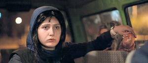 Sozialarbeiterin Sara (Baran Kosari) bringt in Bani-Etemads Spielfilm „Tales“ eine suizidgefährdete Drogensüchtige vom Krankenhaus in die Entzugsklinik zurück.