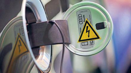 Ein Schritt zu Lösung. Elektro-Autos, möglichst mit Grünstrom betankt, sollen die Emissionen senken helfen. 