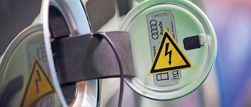 Ein Schritt zu Lösung. Elektro-Autos, möglichst mit Grünstrom betankt, sollen die Emissionen senken helfen.