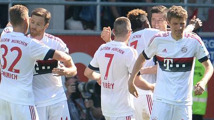 Münchens Spieler bejubeln den Sieg in Ingolstadt - und den Titel.