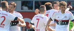 Münchens Spieler bejubeln den Sieg in Ingolstadt - und den Titel. 