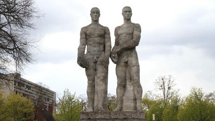 Karl Albikers martialische Statuen "Diskuswerfer und Staffettenläufer" am Olympiastadion in Berlin-Westend.