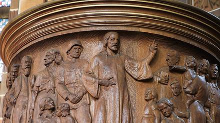 Stahlhelm auf zum Gebet. In der Martin-Luther-Gedächtniskirche in Mariendorf sind NS-Insignien bis heute präsent.