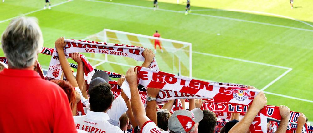 Die Leipziger Fans feuern ihre Mannschaft an. 