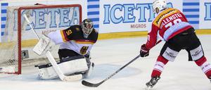 Das war's dann. Denis Hollenstein verwandelt seinen Penalty, Torhüter Timo Pielmeier ist nicht im Bilde.