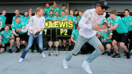 Lewis Hamilton (rechts) bringt sich derzeit gerne vor Nico Rosberg in Sicherheit.