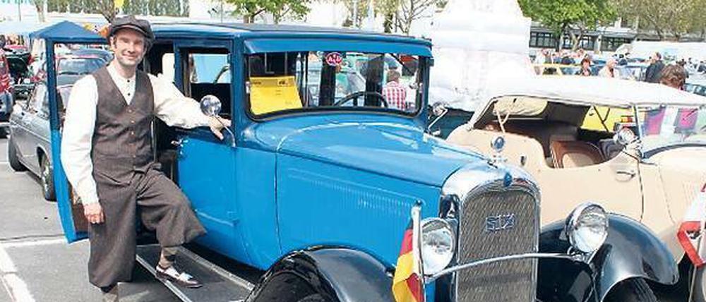 Blau, ja blau sind alle seine Autos. Automobile Schönheiten vergangener Epochen sind am Wochenende bei den Oldtimertagen zu sehen.