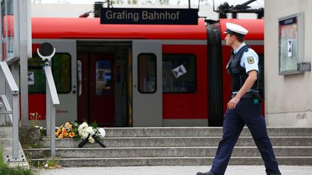 Ein Polizist am Tatort in Grafing: Täter auf frischer Tat erwischt.