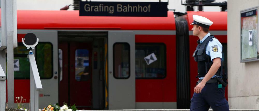 Ein Polizist am Tatort in Grafing: Täter auf frischer Tat erwischt.