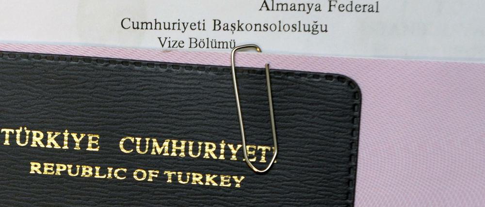 Soll bald der Vergangenheit angehören. Ein türkischer Pass liegt in der Visastelle im deutschen Generalskonsulat in Istanbul.