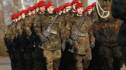 Soldaten des Logistikbataillons 171 marschieren zum Rückkehrerappell der Bundeswehr in der Clausewitz-Kaserne in Burg auf. Die Bundeswehr ist 25 Jahre kontinuierlich geschrumpft, jetzt wird sie wieder um tausende Soldaten vergrößert.